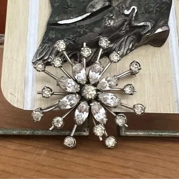 Rhinestone silver floral brooch - Picture 4 of 5